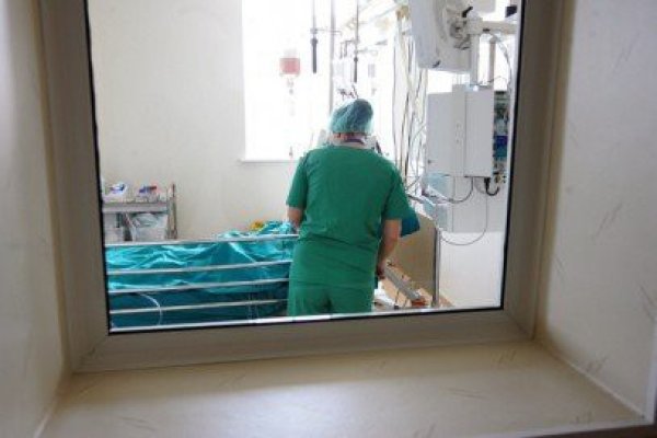 Pacientul internat cu suspiciune de gripă procină este în continuare în comă
